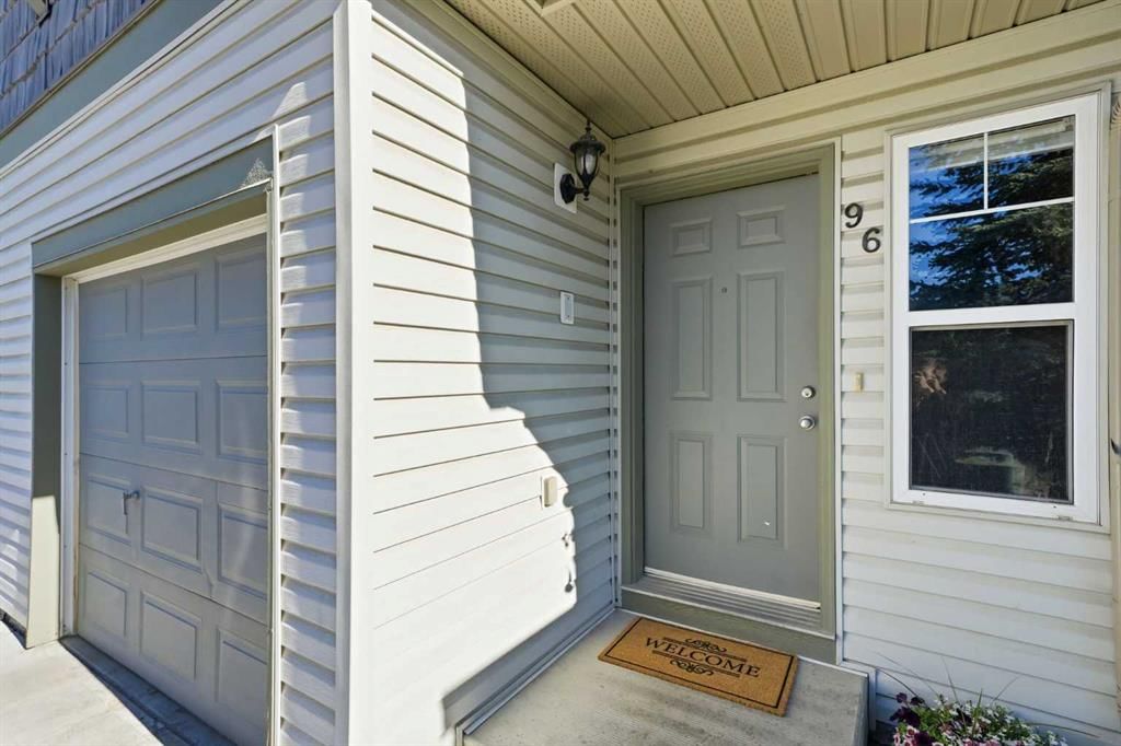 96 Eversyde Court SW, Calgary — photo 2 of 25