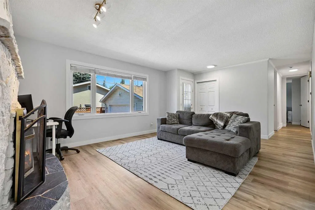 309 Olympia Drive SE, Calgary — photo 5 of 35