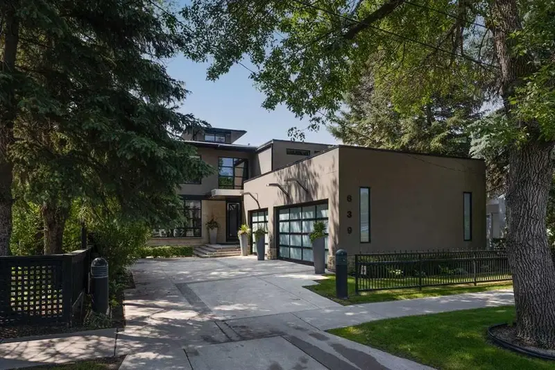 639 Sifton Boulevard SW, Calgary — main listing photo