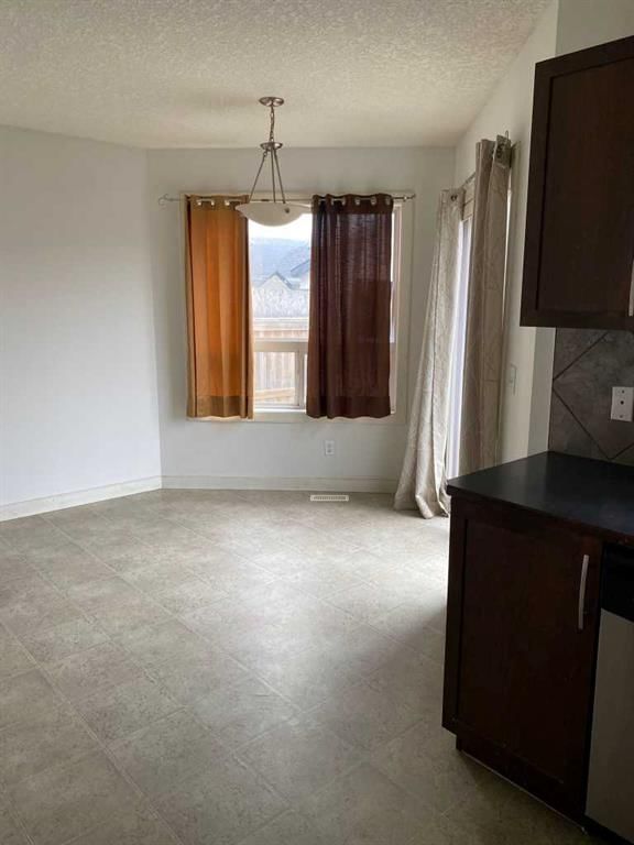 210 Saddlebrook Way NE, Calgary — photo 2 of 17