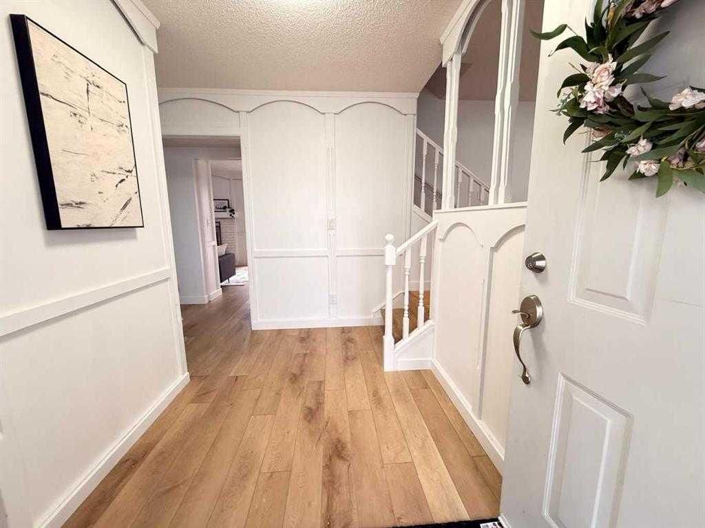 5632 Dalhousie Drive NW, Calgary — photo 5 of 36