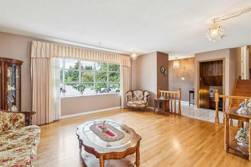 5036 Vallance Crescent NW, Calgary — photo 5 of 41