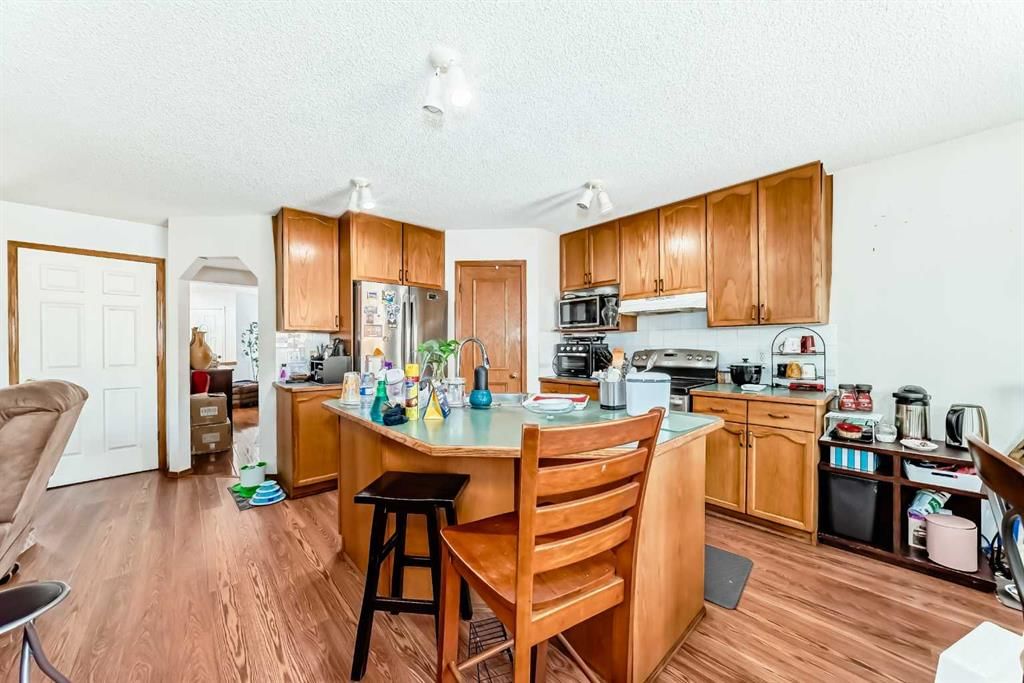 182 Somerglen Road SW, Calgary — photo 2 of 30