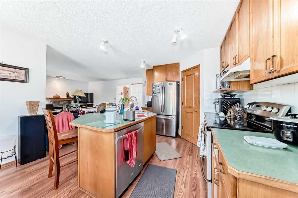 182 Somerglen Road SW, Calgary — photo 3 of 30
