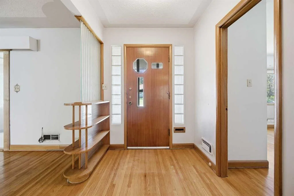 1738 Suffolk Street SW, Calgary — photo 5 of 39