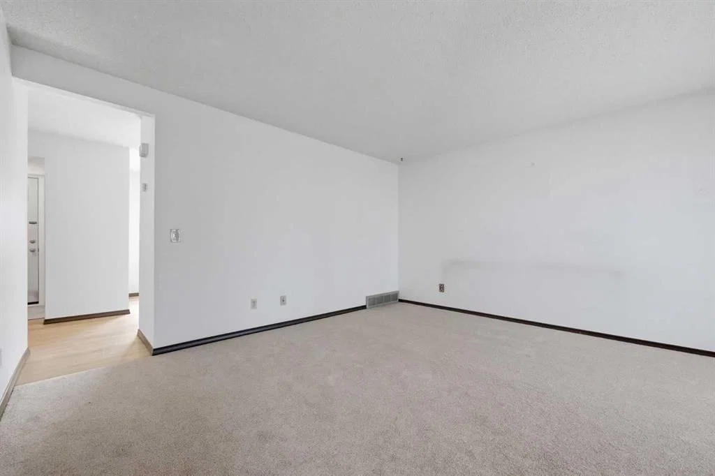 222 Marlborough Way NE, Calgary — photo 4 of 17