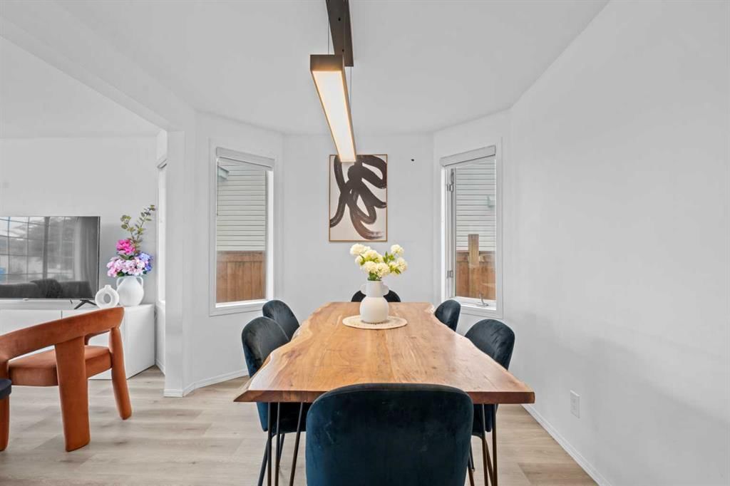 146 Erin Road SE, Calgary — photo 5 of 40