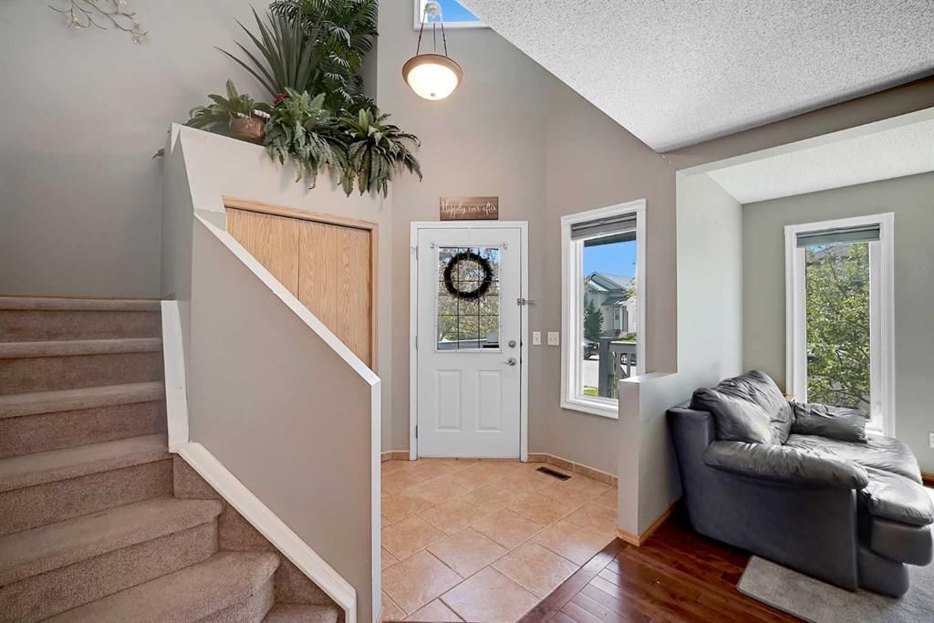 19 Coventry Link NE, Calgary — photo 3 of 41