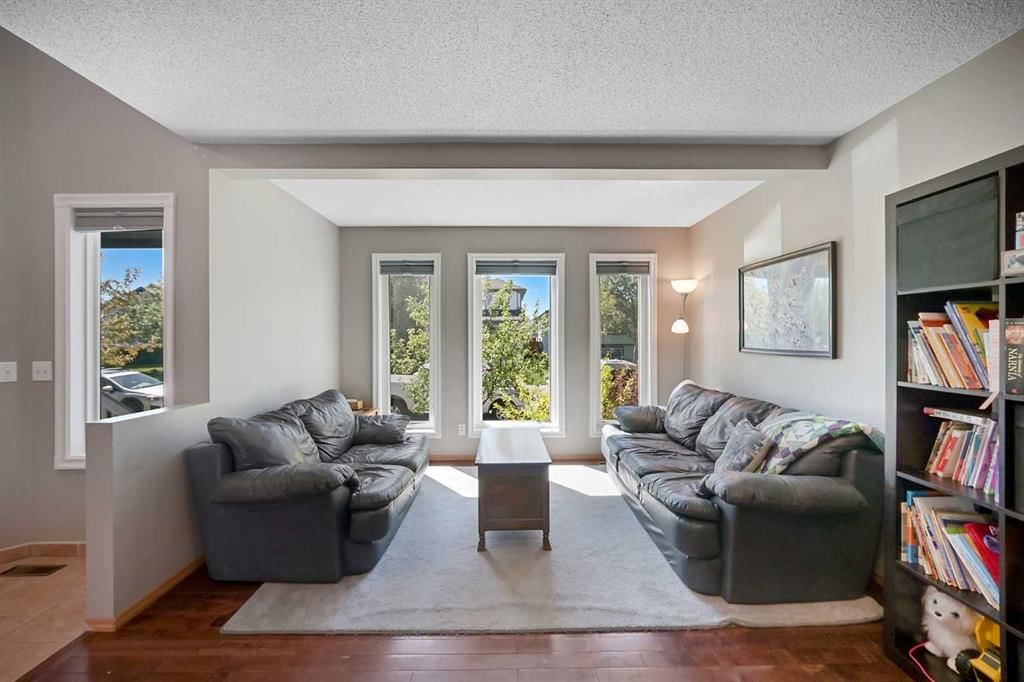 19 Coventry Link NE, Calgary — photo 5 of 41