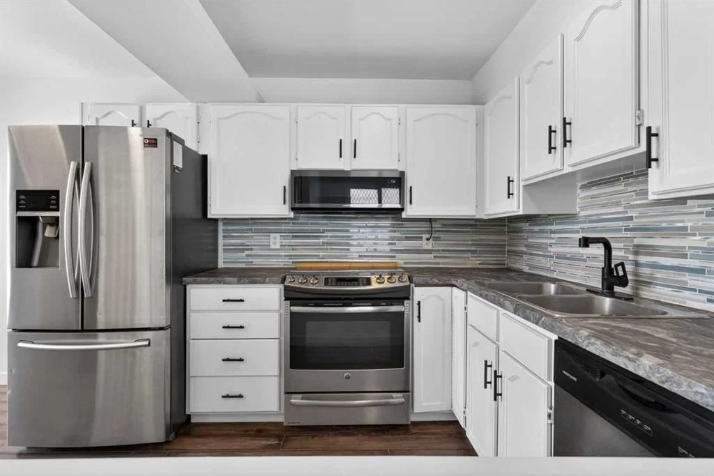 1013 Smith Avenue, Crossfield — main listing photo