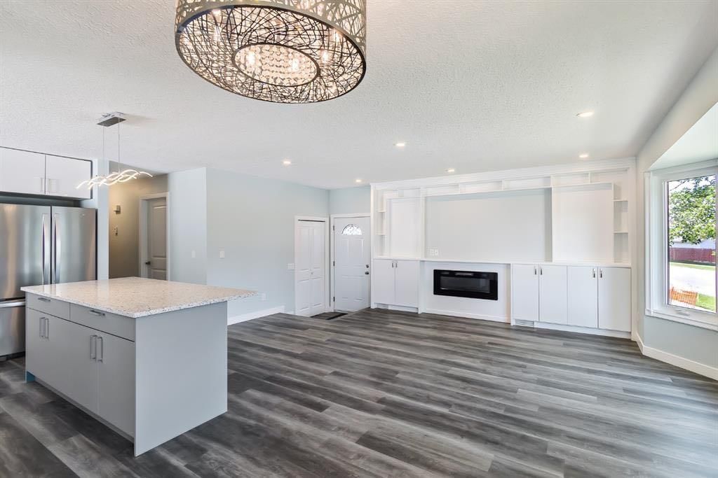 4528 40 Street NE, Calgary — photo 2 of 16