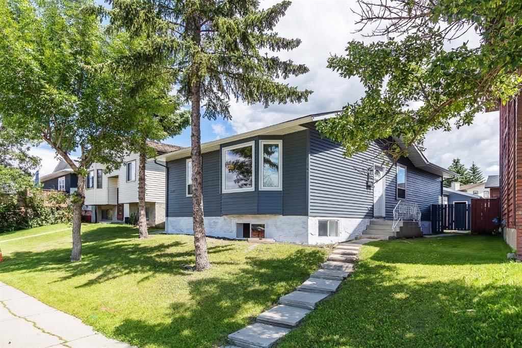 4528 40 Street NE, Calgary — photo 3 of 16