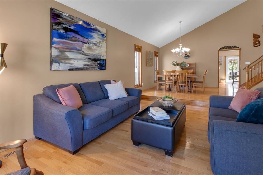 147 Hawkcliff Way NW, Calgary — photo 4 of 43