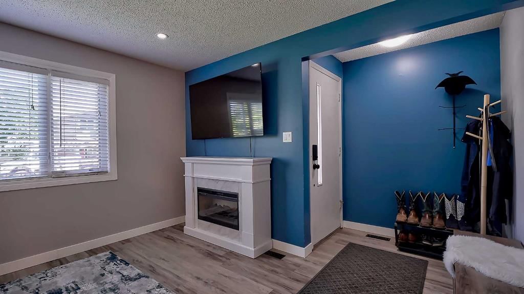 2037 50 Avenue SW, Calgary — photo 3 of 44