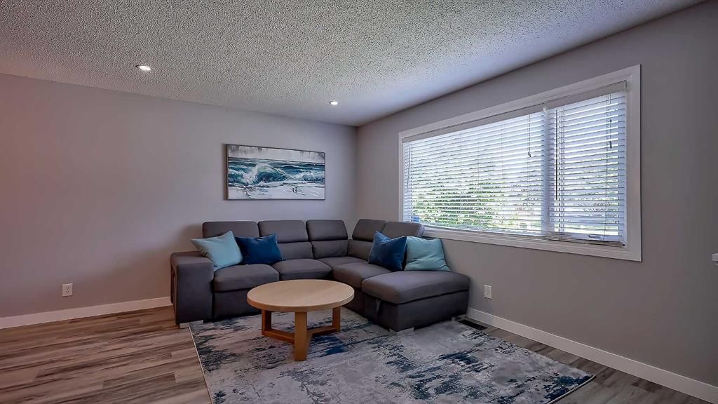 2037 50 Avenue SW, Calgary — photo 4 of 44