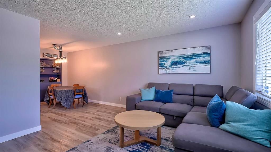 2037 50 Avenue SW, Calgary — photo 5 of 44