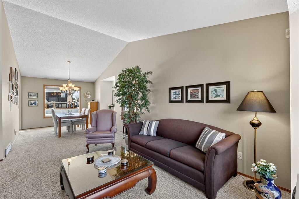 57 Del Rio Place NE, Calgary — photo 5 of 38