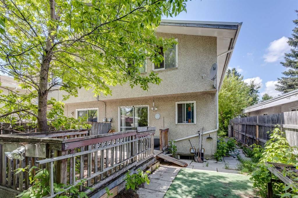 2030 39 Street SE, Calgary — photo 3 of 11