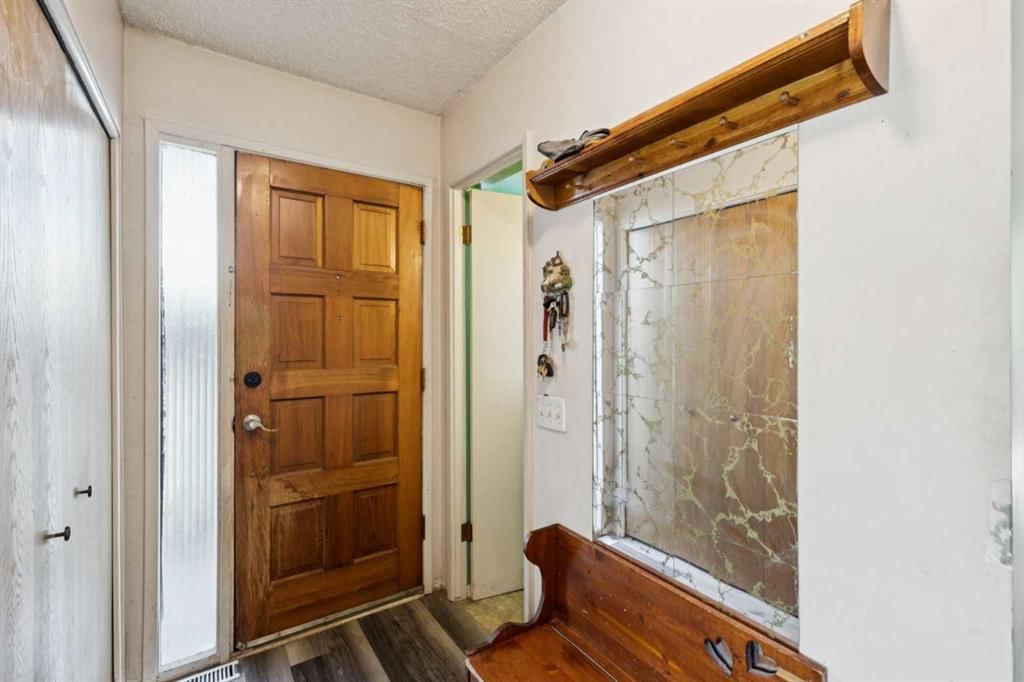 2030 39 Street SE, Calgary — photo 4 of 11