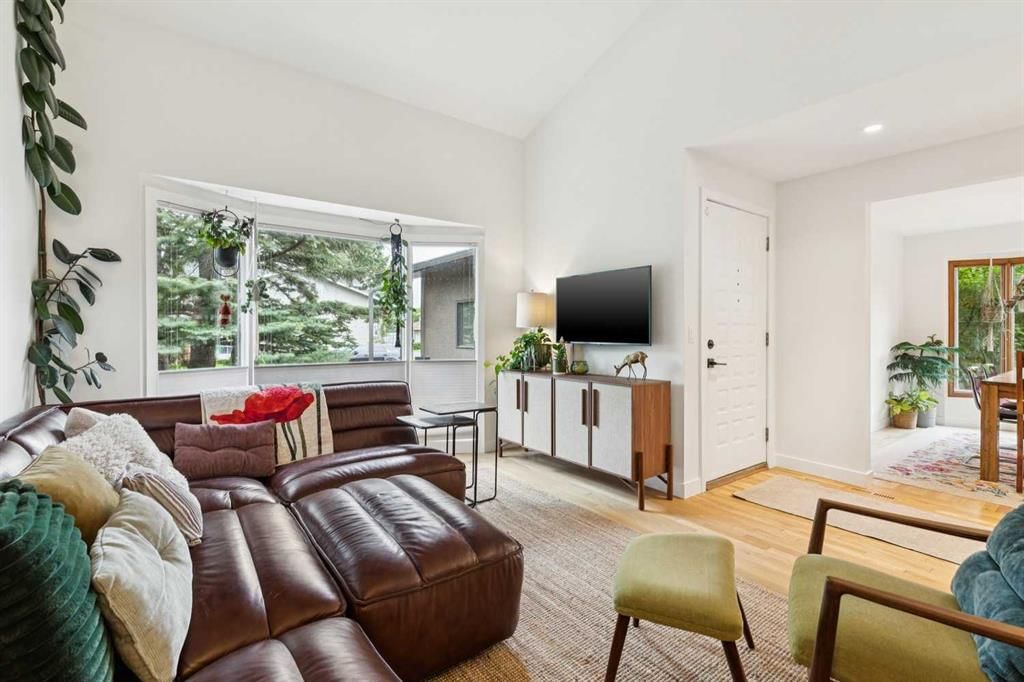 312 Shawcliffe Circle SW, Calgary — photo 3 of 40