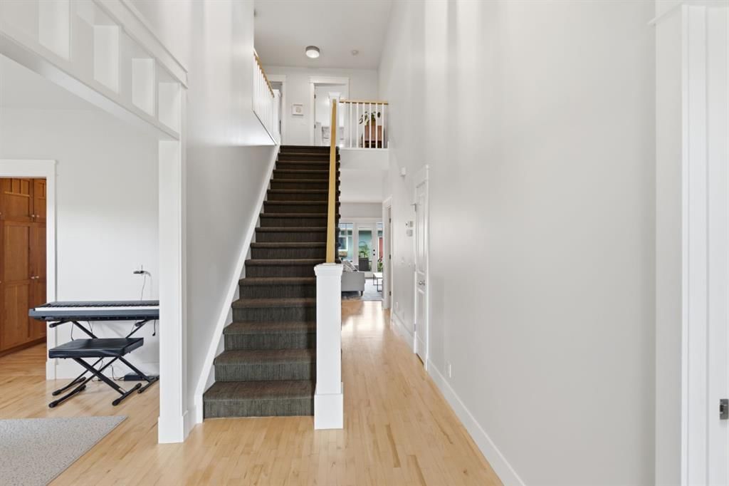 2818 6 Avenue NW, Calgary — photo 3 of 32