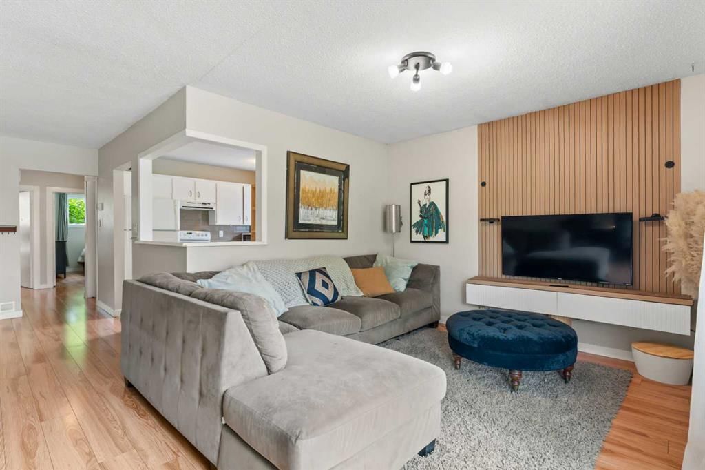 2530 16A Street NW, Calgary — photo 3 of 49