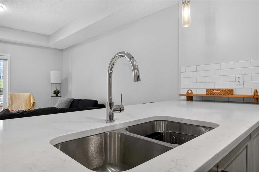 3119, 33 Carringham Gate NW, Calgary — photo 5 of 28