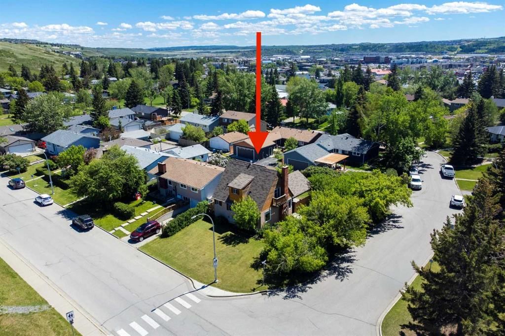 2 Crocus Crescent, Cochrane — photo 2 of 44