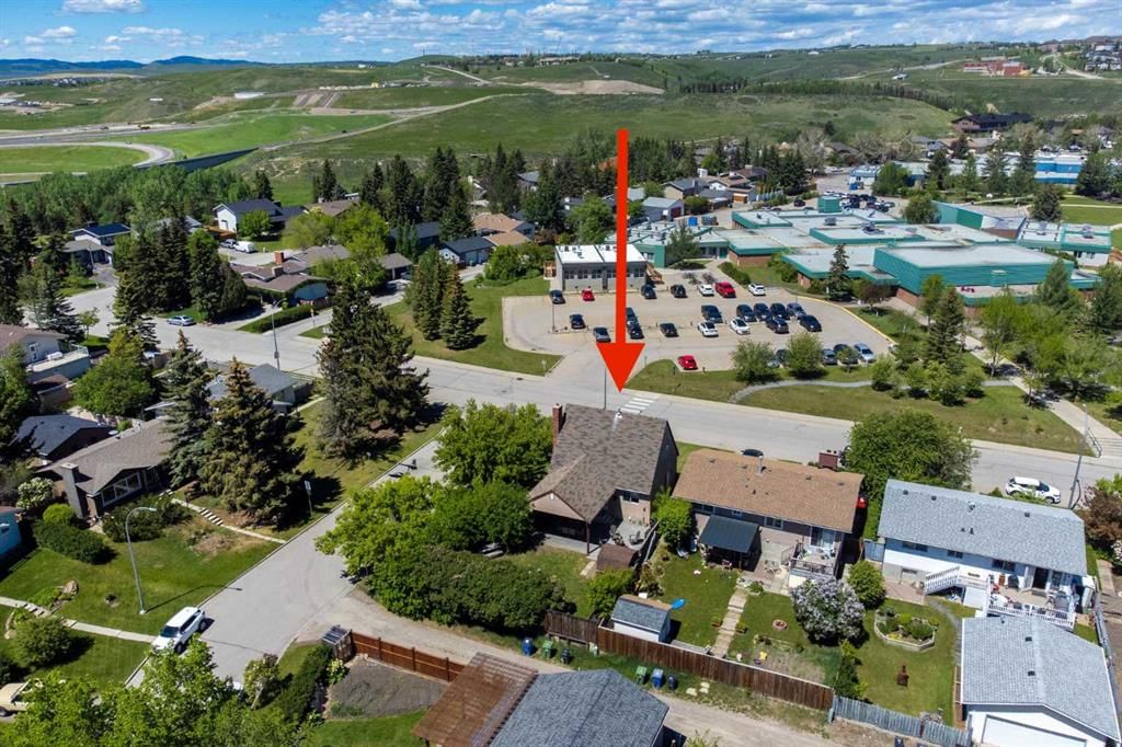 2 Crocus Crescent, Cochrane — photo 3 of 44