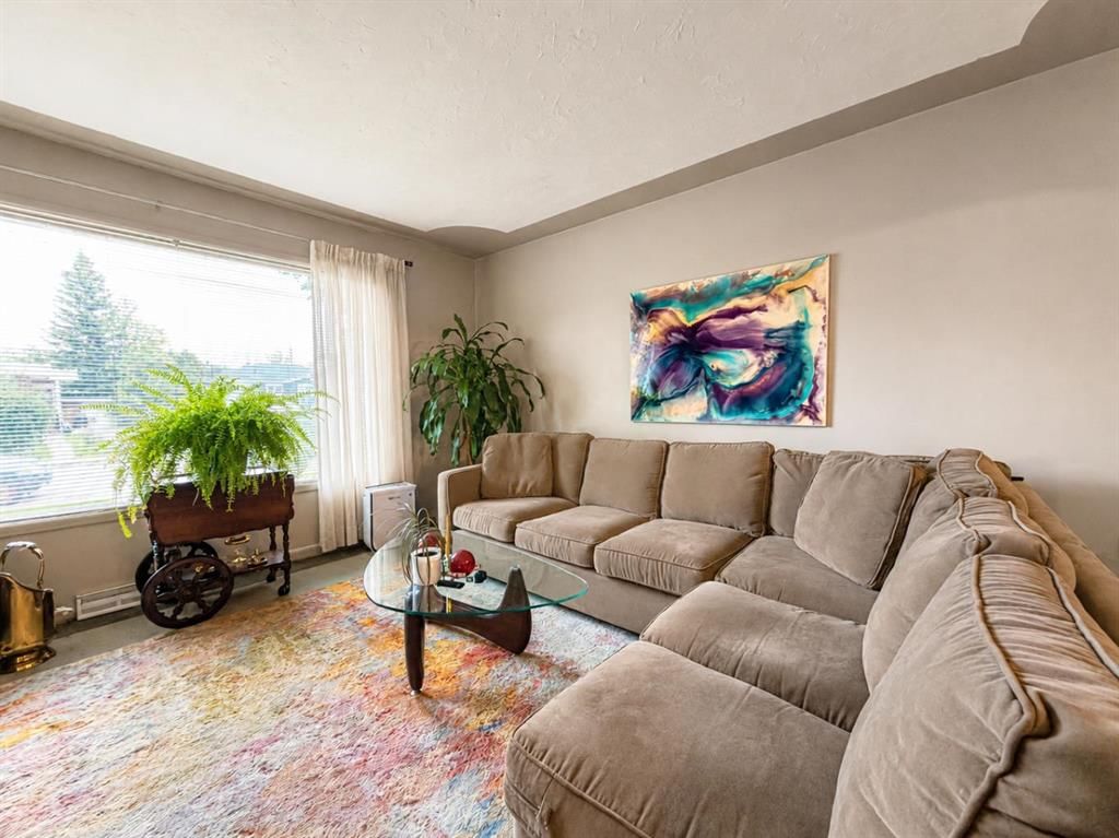 2115 Halifax Crescent NW, Calgary — photo 3 of 37