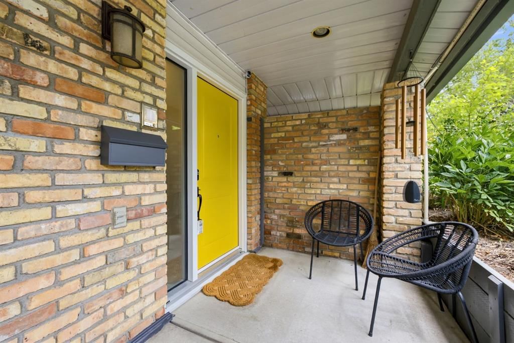 240, 4037 42 Street NW, Calgary — photo 3 of 50