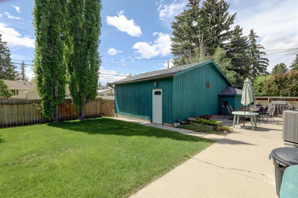 68 Brown Crescent NW, Calgary — photo 3 of 33