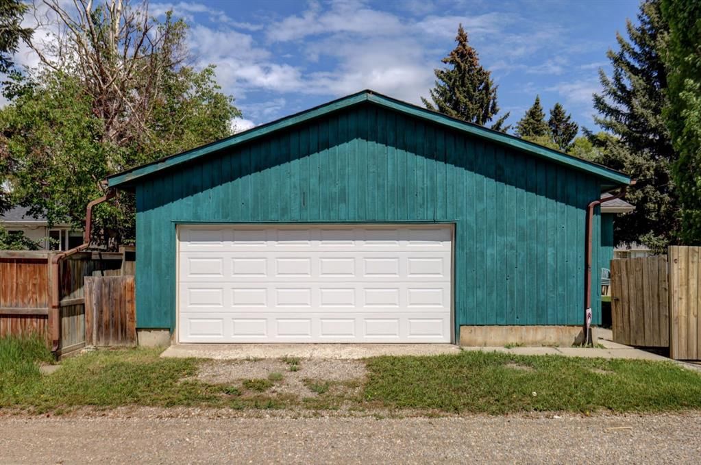 68 Brown Crescent NW, Calgary — photo 4 of 33