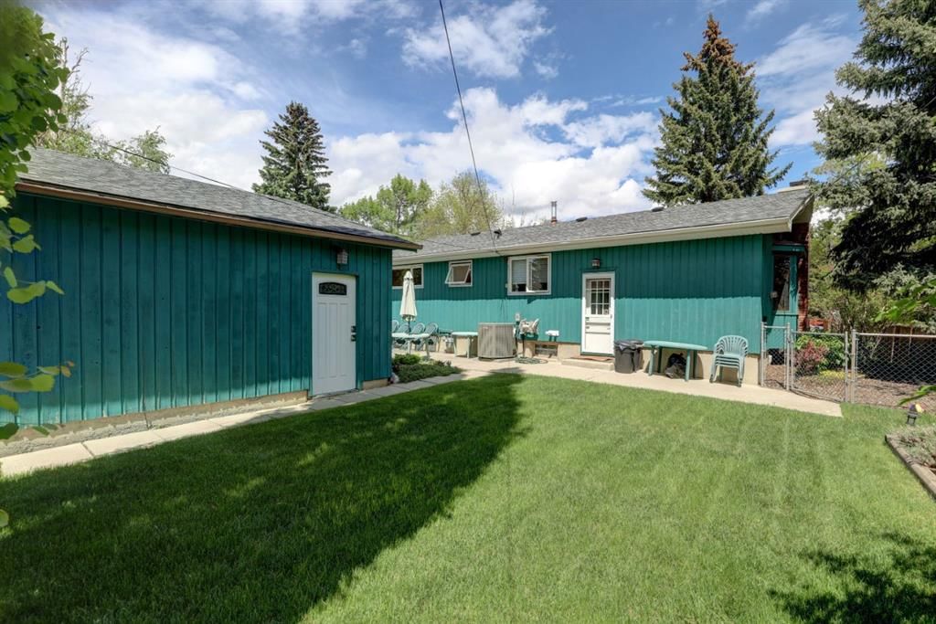 68 Brown Crescent NW, Calgary — photo 5 of 33