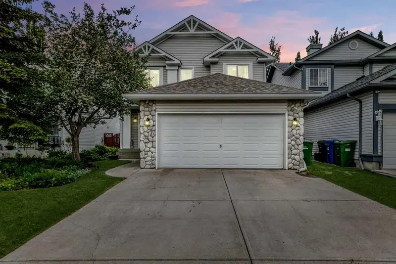 409 Rocky Ridge Bay NW, Calgary — main listing photo