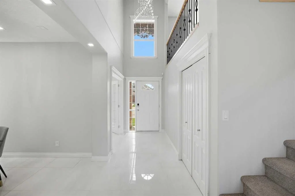 1433 Strathcona Drive SW, Calgary — photo 5 of 50