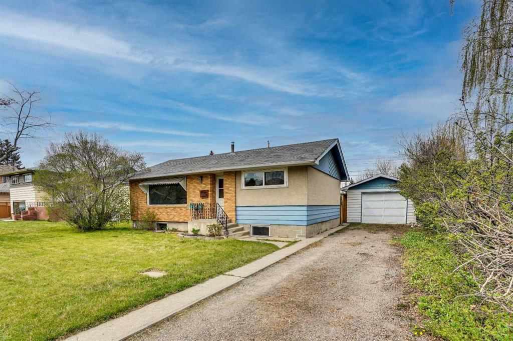 8316 43 Avenue NW, Calgary — photo 2 of 33