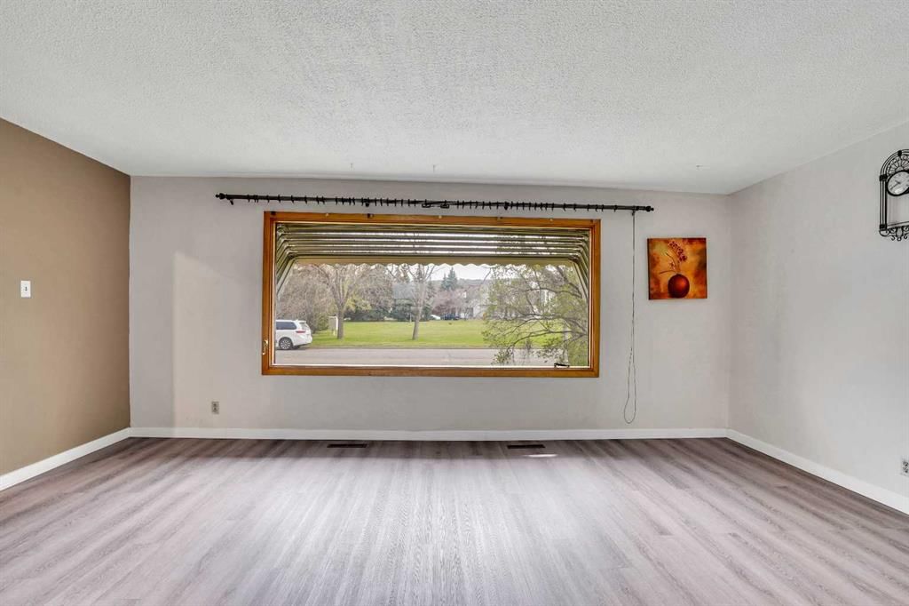 8316 43 Avenue NW, Calgary — photo 3 of 33