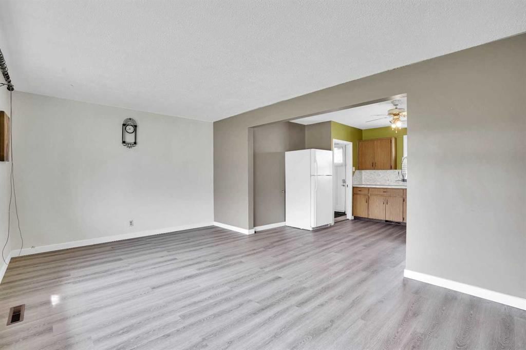8316 43 Avenue NW, Calgary — photo 5 of 33