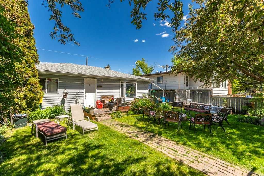 8812 46 Avenue NW, Calgary — photo 2 of 25