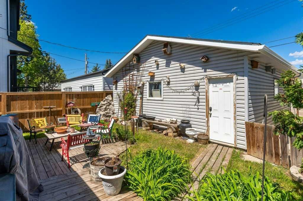 8812 46 Avenue NW, Calgary — photo 3 of 25