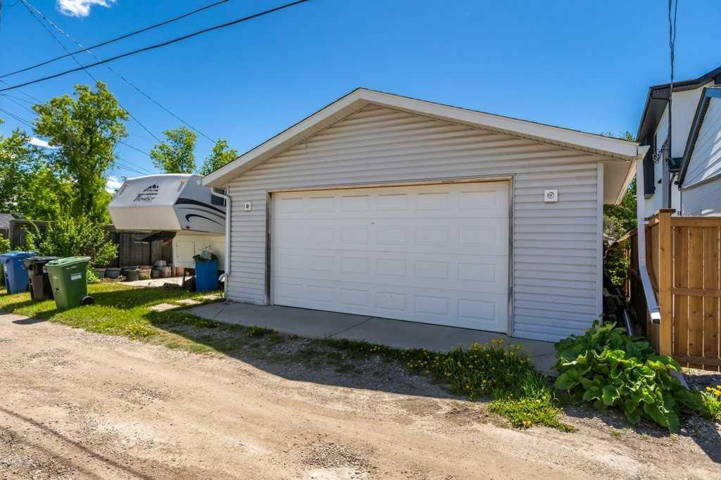 8812 46 Avenue NW, Calgary — photo 5 of 25