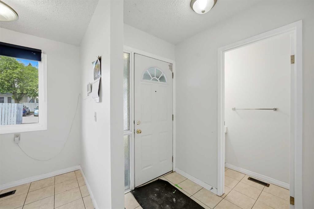 409 Georgian Villas NE, Calgary — photo 5 of 39