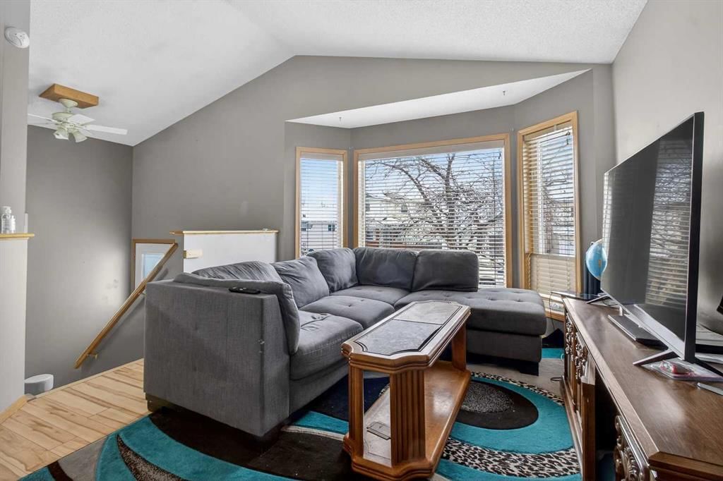40 Erin Circle SE, Calgary — photo 2 of 30