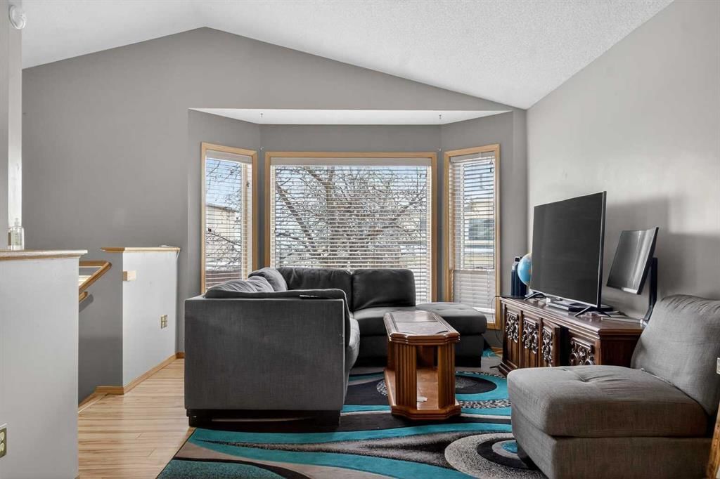 40 Erin Circle SE, Calgary — photo 3 of 30