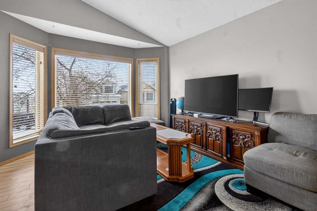 40 Erin Circle SE, Calgary — photo 5 of 30