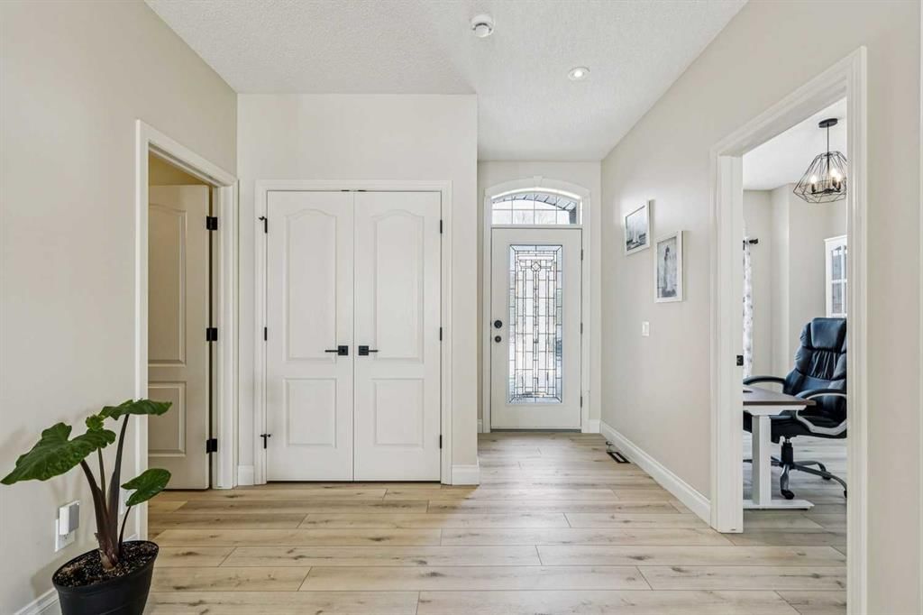 120 Hidden Creek Circle NW, Calgary — photo 5 of 50