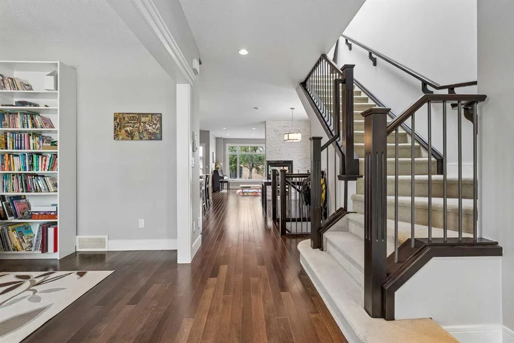 406 25 Avenue NW, Calgary — photo 5 of 44