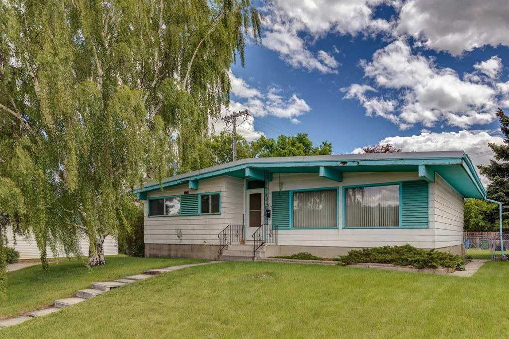 4312 40 Street NW, Calgary — main listing photo