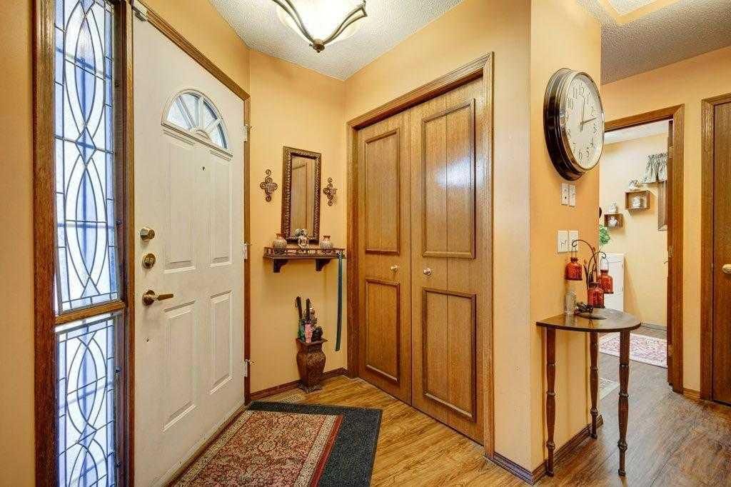 163 Shannon Circle SW, Calgary — photo 5 of 49